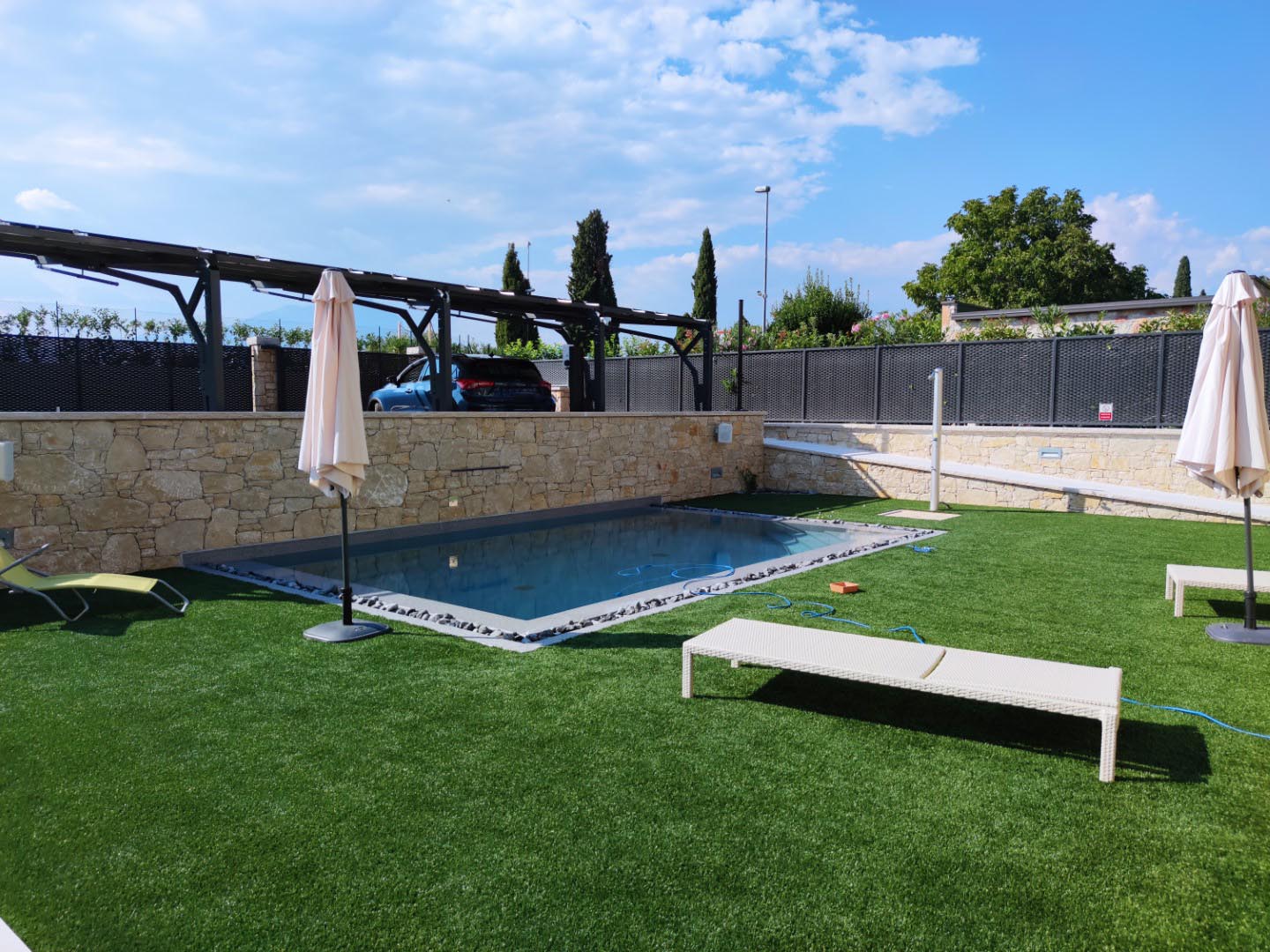 PISCINA E PARCHEGGIO COPERTO